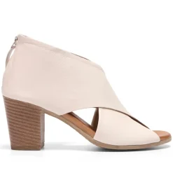 Piacere Off-White Leather Crossover Sandals<Carl Scarpa Clearance